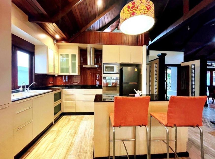 Bali Style Luxury 400sqm Semi-4bed Pool Near & Walking Street Villa Jomtien Beach